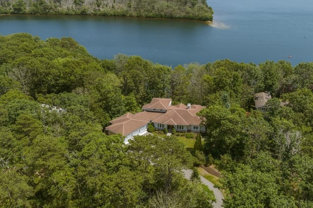 Casa Unifamiliar de 4 habitaciones en 79 Pickerel Cove Cir, Mashpee