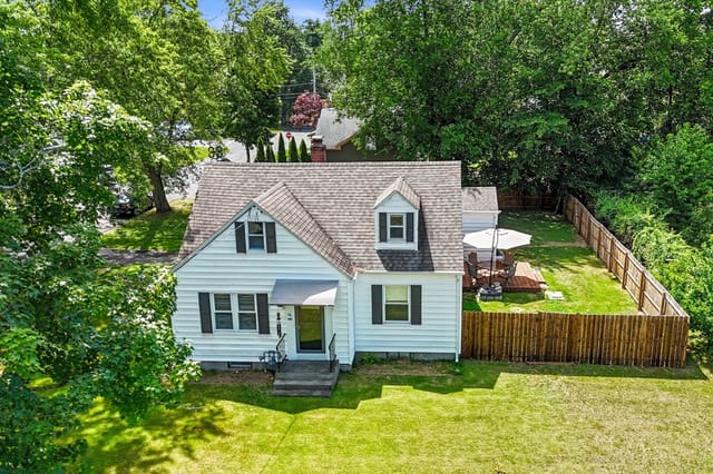 3-bed Single Family at 26 Thompson St, East Longmeadow