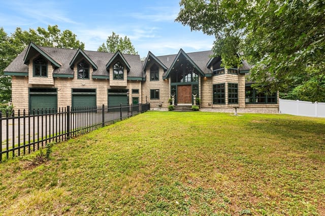 Casa Unifamiliar de 4 quartos em 48 Sherburne Ave, Tyngsborough