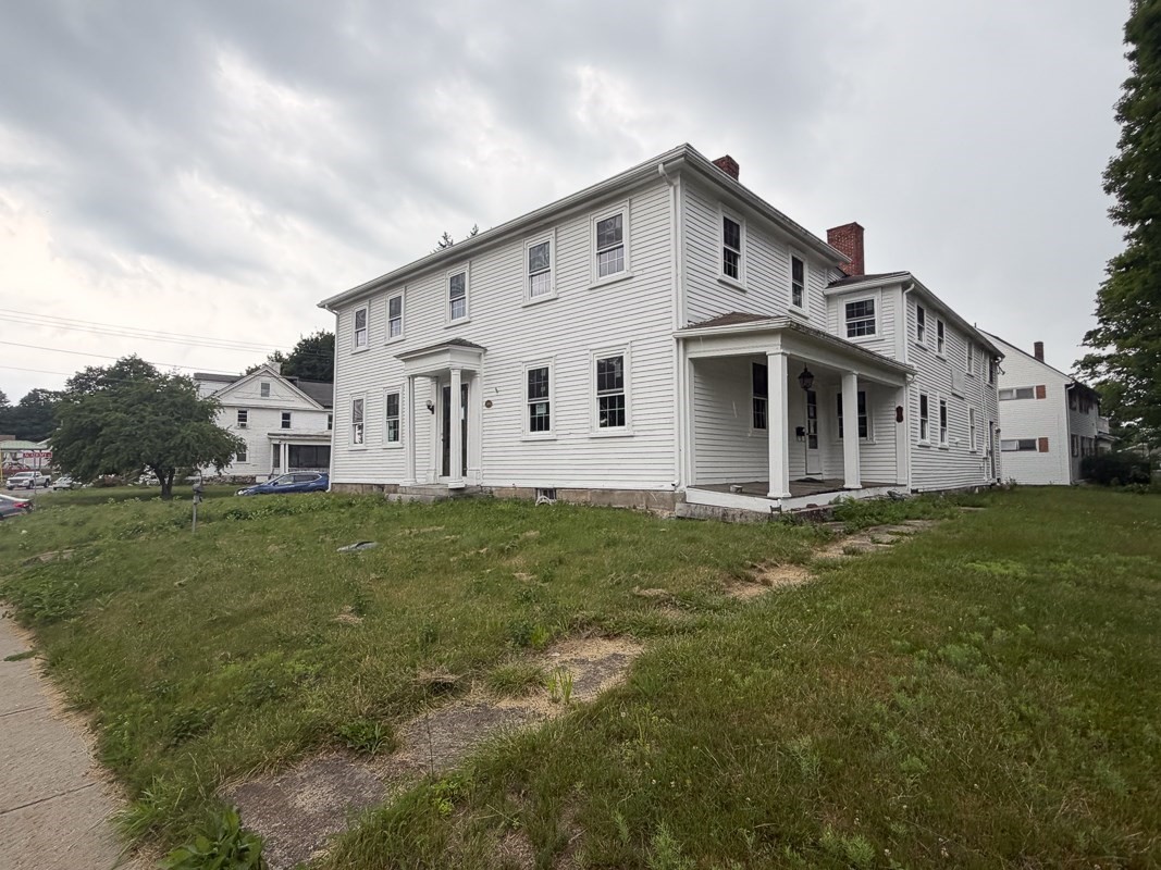 Multifamiliar de 7 quartos em 179 Front St, Winchendon