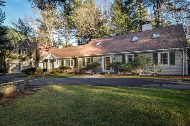 5-bed Single Family at 9 Buttercup Ln, Dover