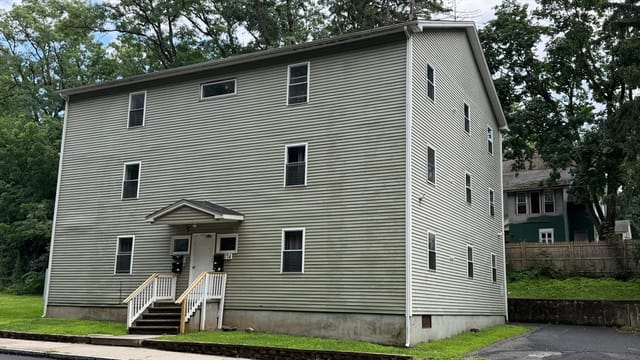 Multifamiliar de 18 quartos em 174 Locust St, Springfield