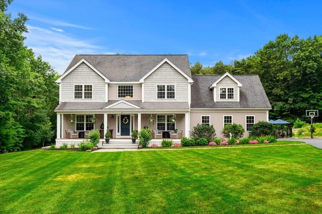 Casa Unifamiliar de 4 quartos em 72 Alpine Way, Tyngsborough