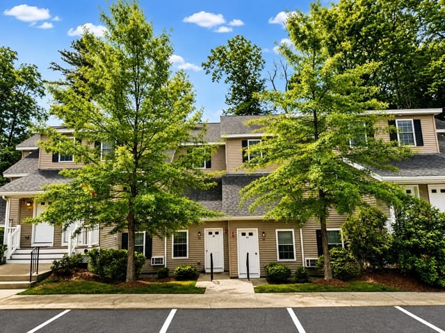 Condomínio de 1 quartos em 33 Mcgillen Drive # 33, Leominster