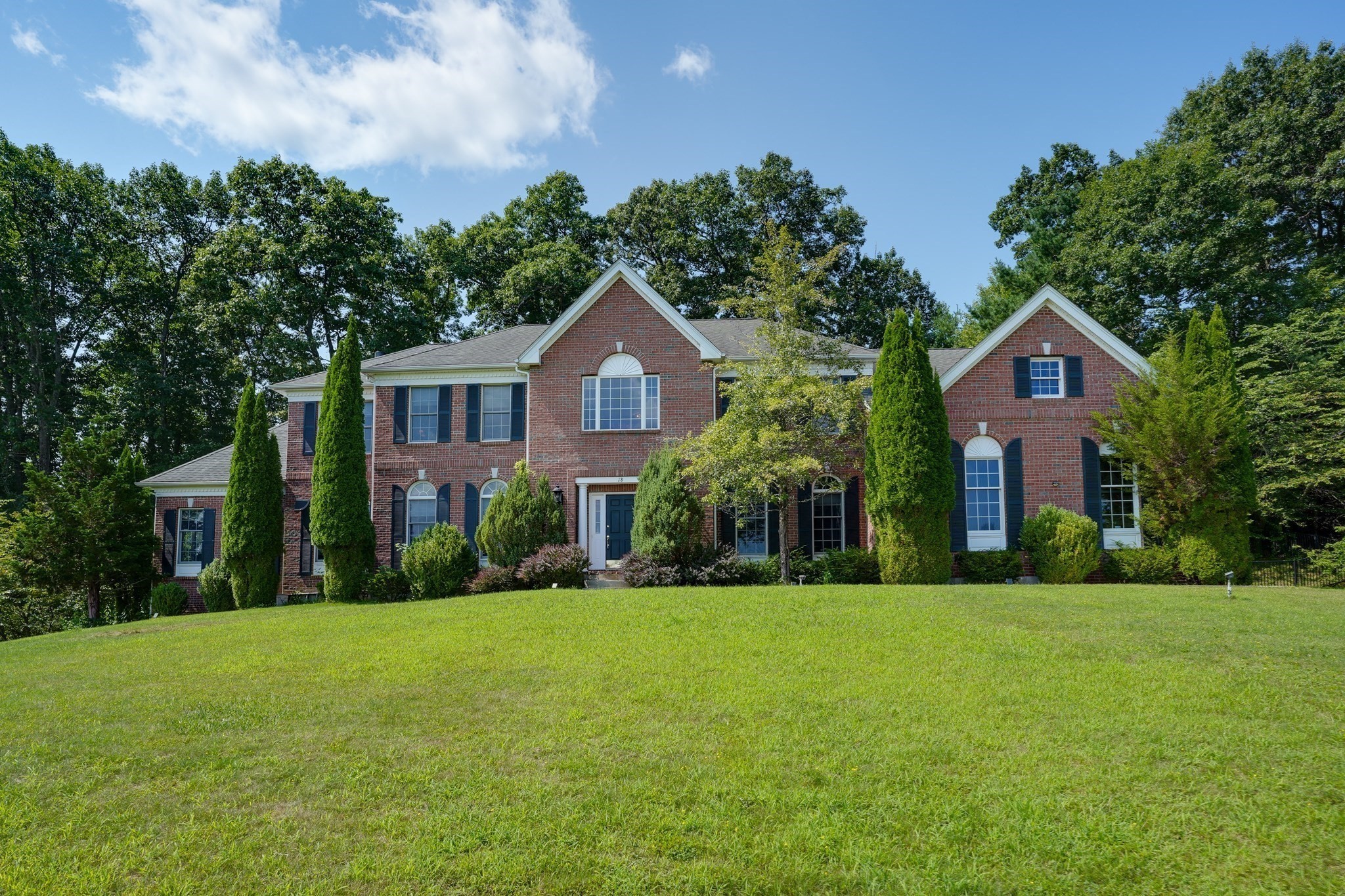 4-bed Single Family at 18 Valley View Dr, Grafton