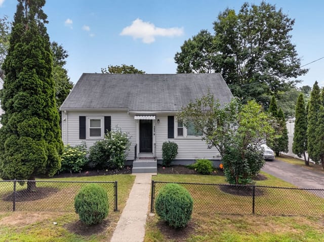 4-bed Single Family at 193 Pond St, Randolph