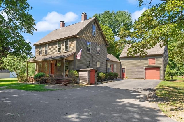 4-bed Single Family at 10 Poquanticut Ave, Easton