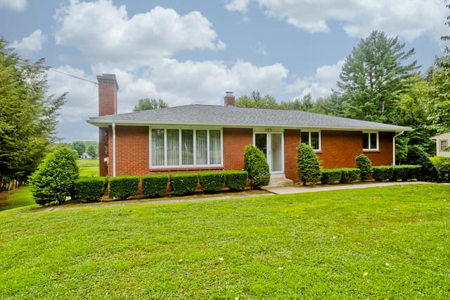 3-bed Single Family at 233 Lathrop St, South Hadley