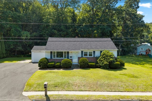 3-bed Single Family at 127 Springfield St, Palmer