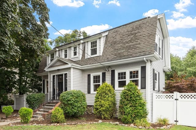 Casa Unifamiliar de 4 quartos em 621 High St, Medford