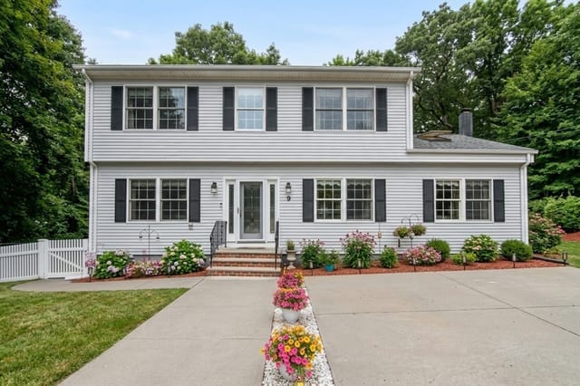 Casa Unifamiliar de 3 quartos em 9 Zamora St, Saugus