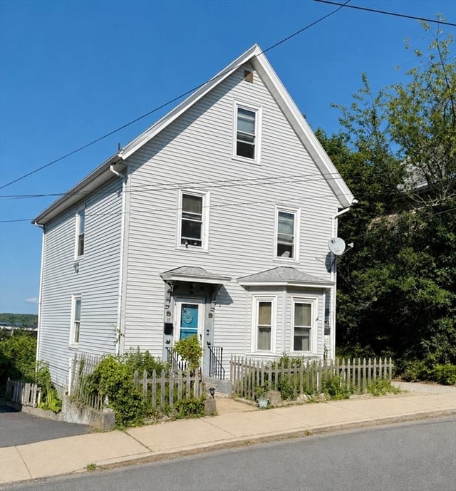 Multifamiliar de 2 quartos em 35 Ridgeway St, Lynn