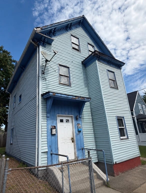 Multifamiliar de 6 quartos em 11 Brownville Ave, Lynn