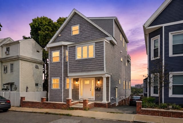 Condomínio de 3 quartos em 8 Leyden Ave # 8, Medford