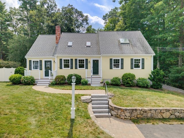 Casa Unifamiliar de 3 quartos em 1804 Washington St, Holliston