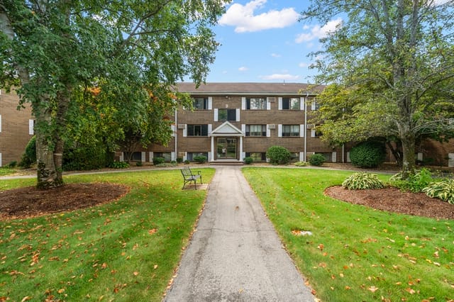 Condomínio de 2 quartos em 45 Macy St # 303B, Amesbury