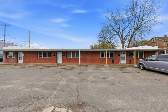Multifamiliar de 10 quartos em 50 Stevens St, Springfield