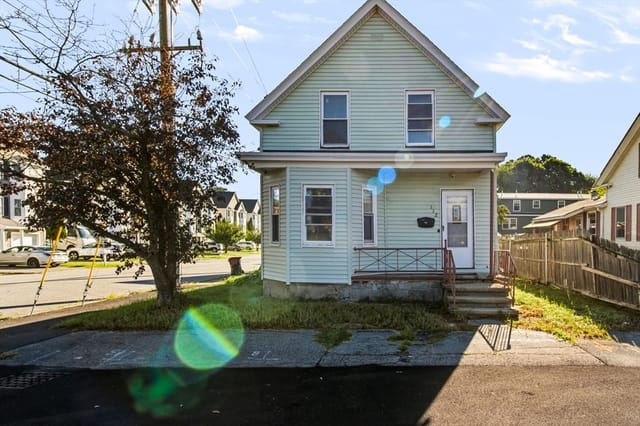 3-bed Single Family at 112 Quebec St, Lowell