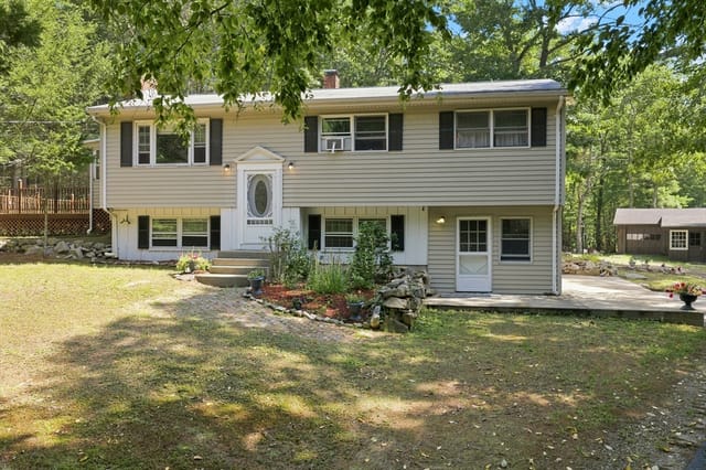 Casa Unifamiliar de 3 quartos em 636 Highland St, Holliston