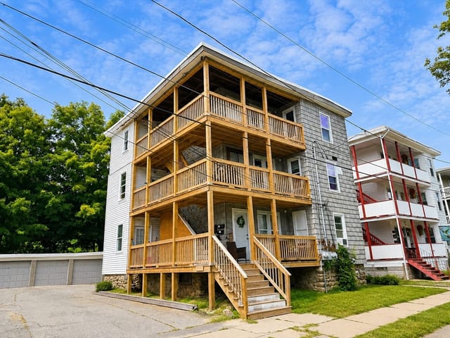 Multifamiliar de 12 quartos em 9 Henry St, Southbridge