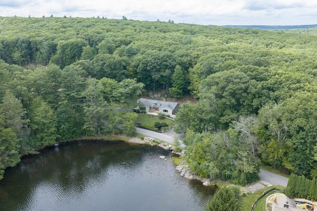 Casa Unifamiliar de 4 quartos em 48 Davis Rd, Millbury
