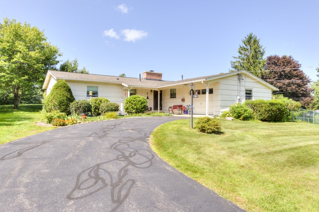 3-bed Single Family at 6 Burtenmar Circle, Paxton