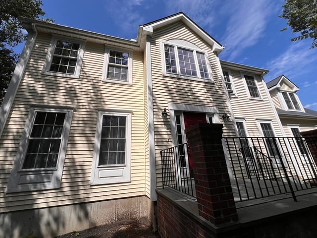 Casa Unifamiliar de 4 quartos em 115 Cathedral Drive, Attleboro
