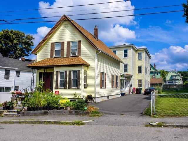 Multifamiliar de 11 quartos em 60 Andrews St, Lowell