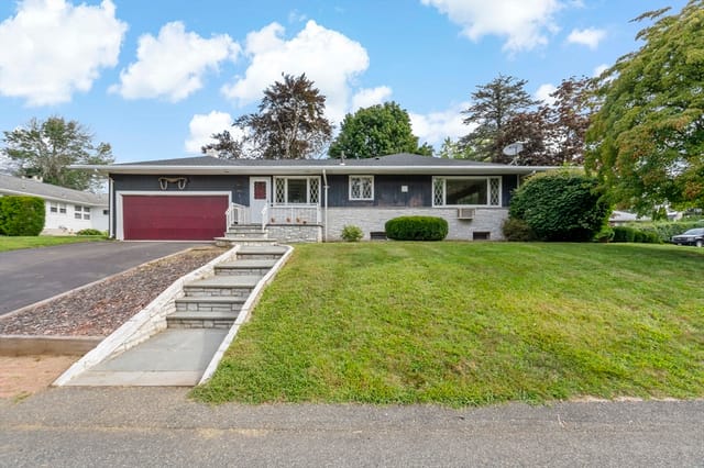 3-bed Single Family at 7 Harold Ave, Somerset
