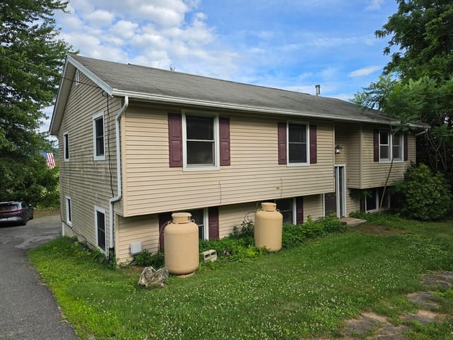 Multifamiliar de 6 habitaciones en 265 N East St, Amherst