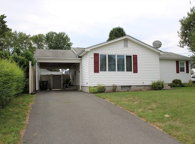 3-bed Single Family at 13 Narragansett Blvd, Chicopee