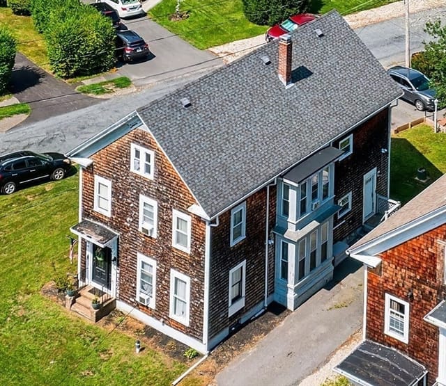 Multifamiliar de 4 habitaciones en 89 North Central Street, East Bridgewater