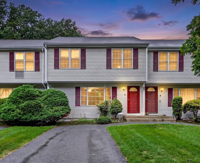 Condominio de 3 habitaciones en 85 Steeple Chase Cir # 3, Attleboro