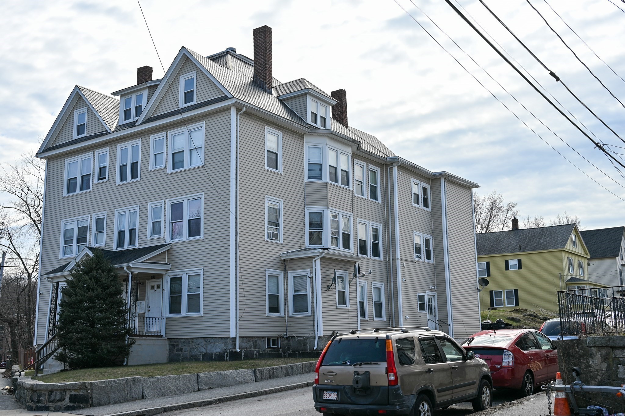 Multifamiliar de 18 habitaciones en 781 Lawrence St, Lowell