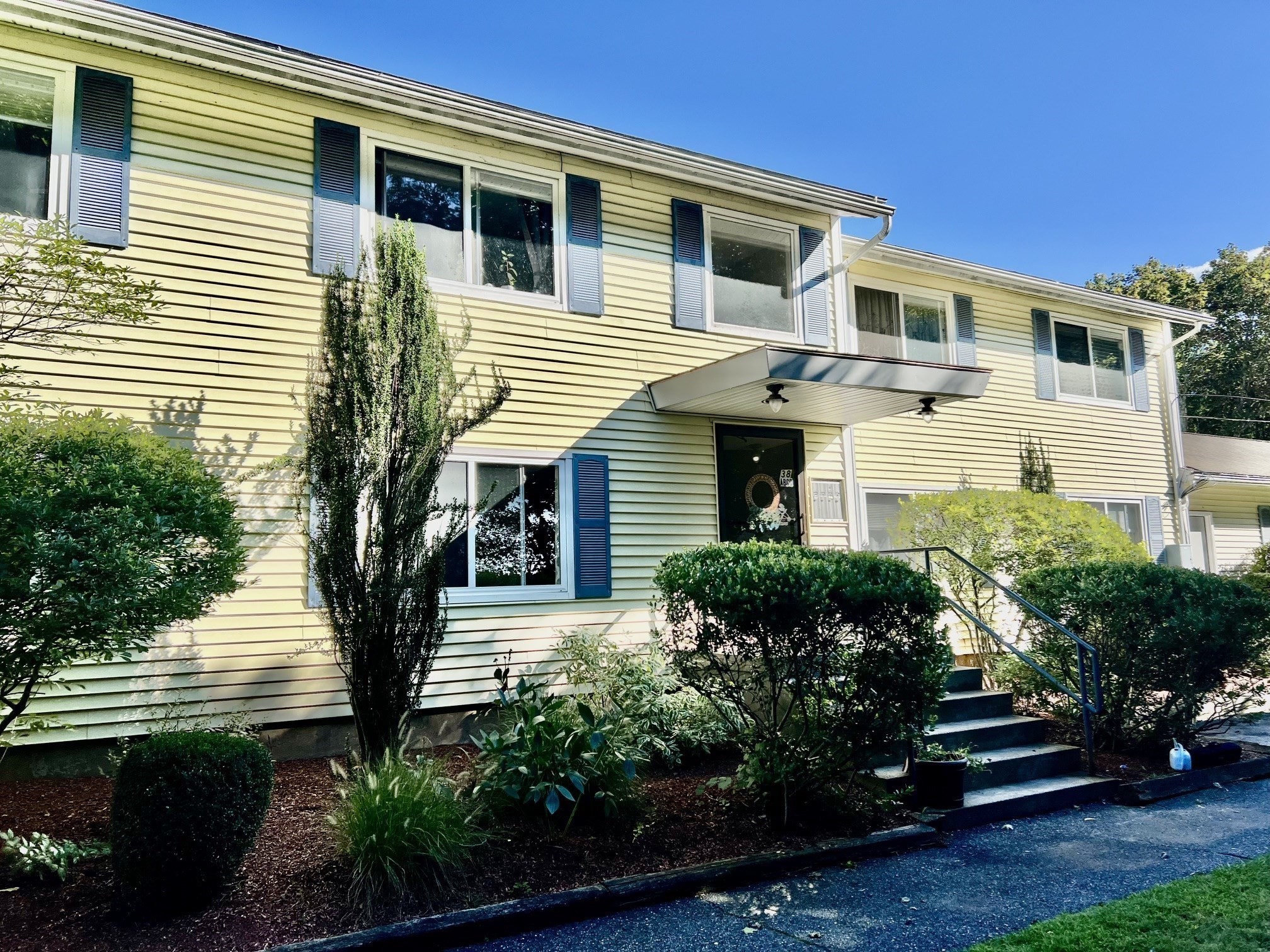 Condominio de 2 habitaciones en 38 Lane Ave # B, Clinton