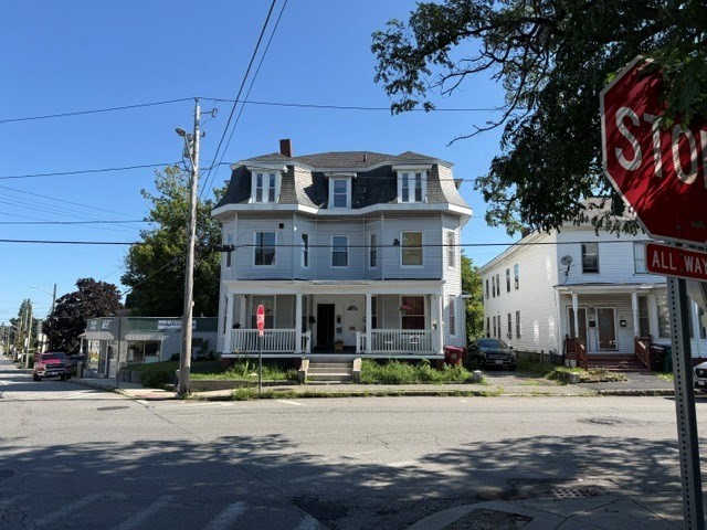 Multifamiliar de 12 habitaciones en 225-306 Branch St/Walker Street, Lowell
