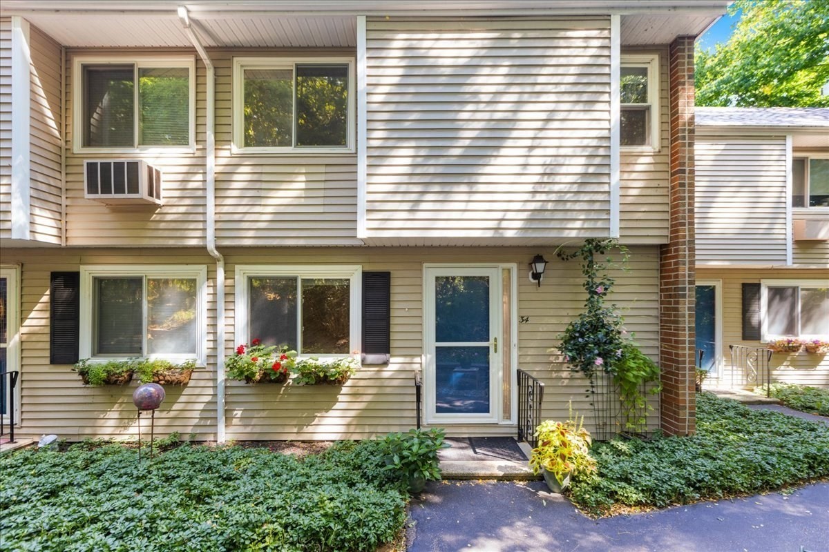 Condominio de 2 habitaciones en 34 Glen Devin St # 34, Amesbury