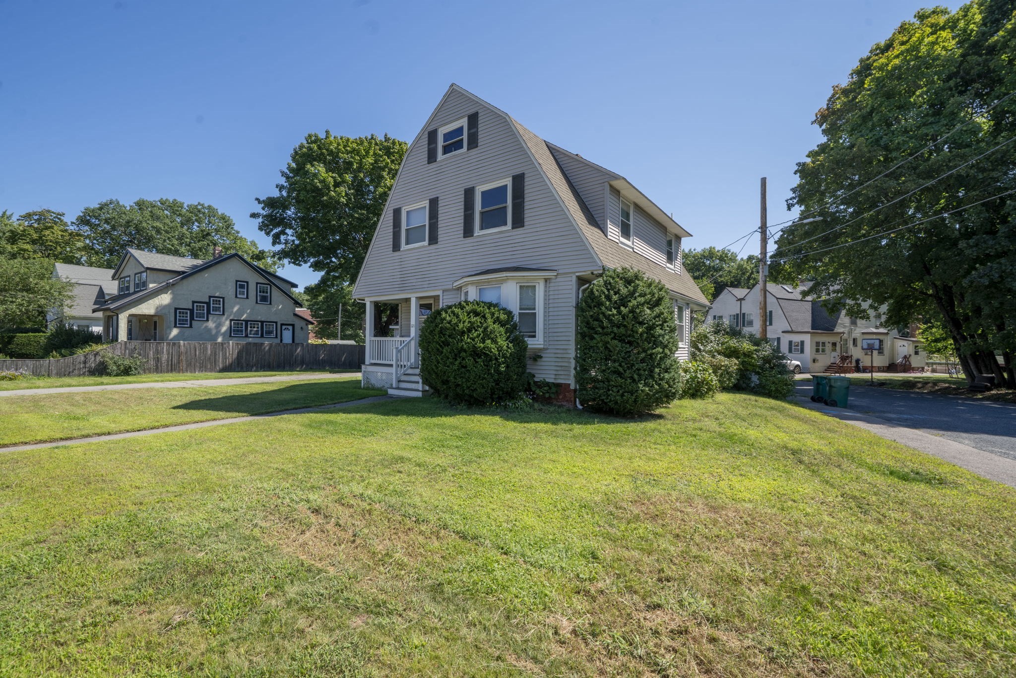 4-bed Single Family at 121 Oakland St, Mansfield