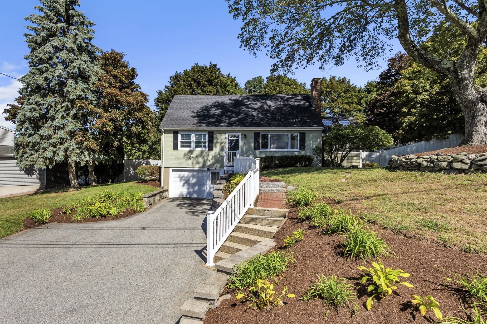 4-bed Single Family at 4 Stratton Rd, Hudson