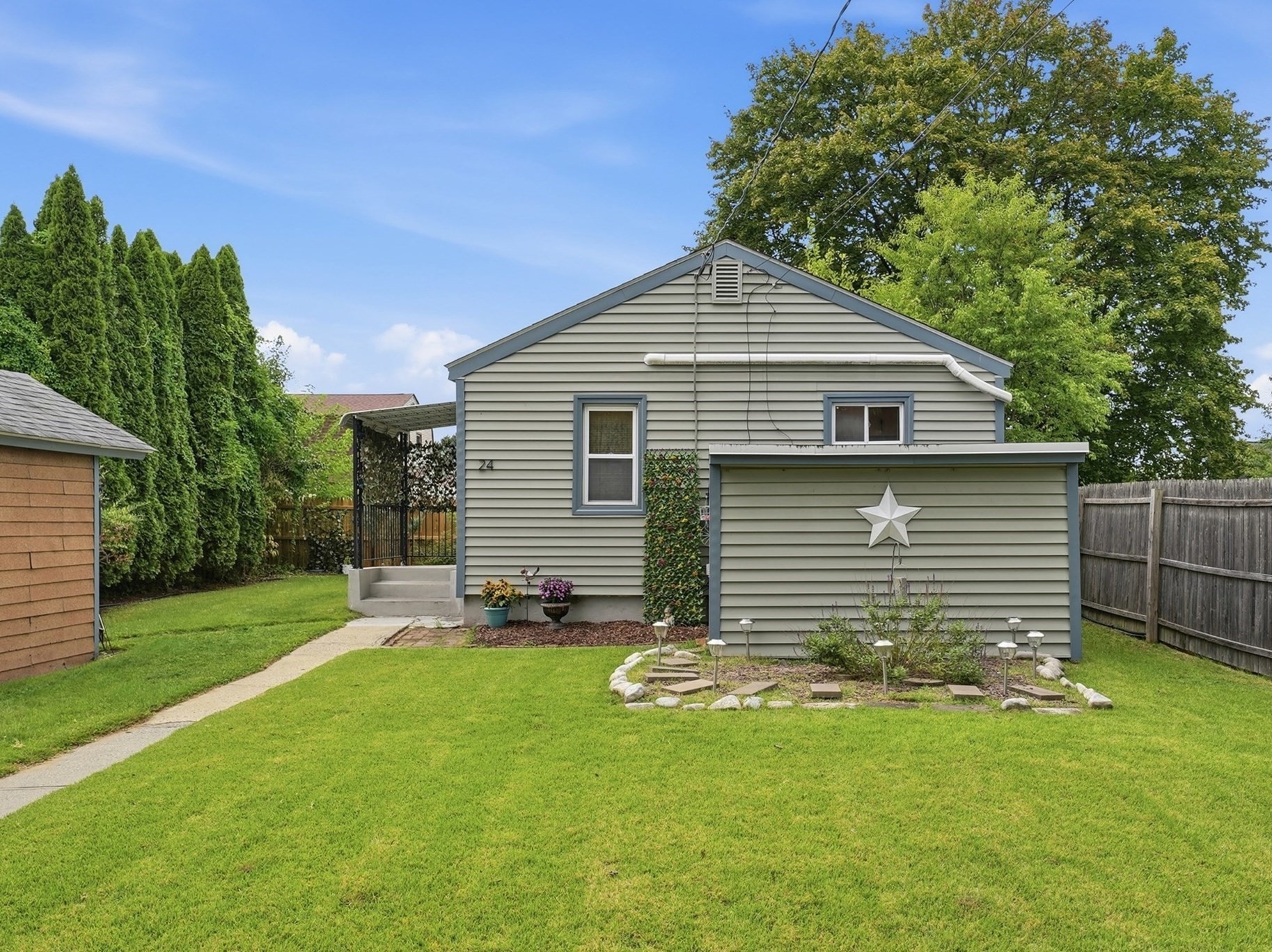 Casa Unifamiliar de 1 quartos em 24 Wildermere Street, Chicopee