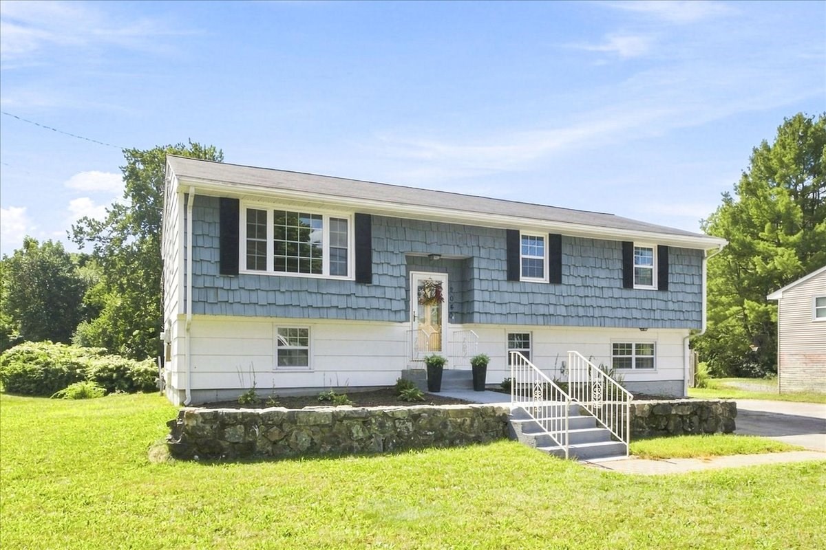 4-bed Single Family at 2040 Central St, Stoughton