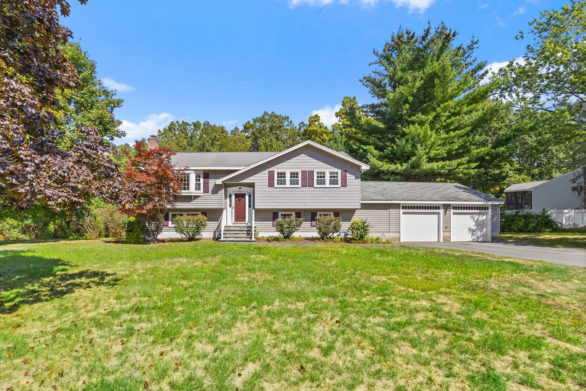 3-bed Single Family at 8 Roaen Dr, Chelmsford