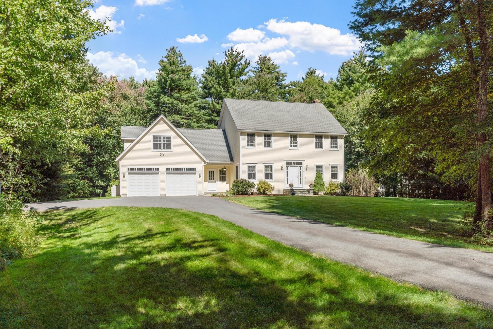 4-bed Single Family at 4 Samuels Ln, Sterling