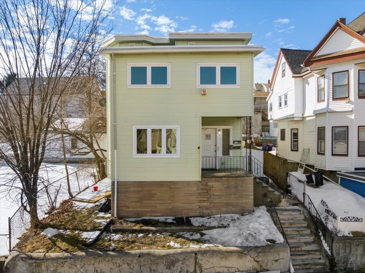 6-bed Multi-Family at 528 Ferry St, Everett